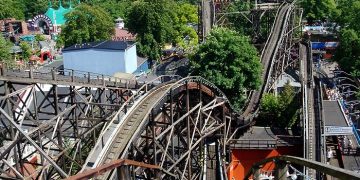 ​Dünyanın En Eski Eğlence Parkı: “BAKKEN”